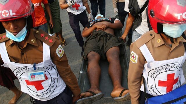 В Мьянме полиция открыла огонь по демонстрантам. Двое убиты