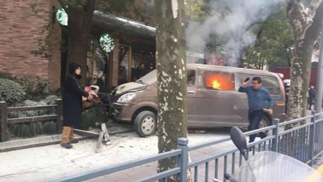 В туристическом районе Шанхая фургон врезался в толпу пешеходов