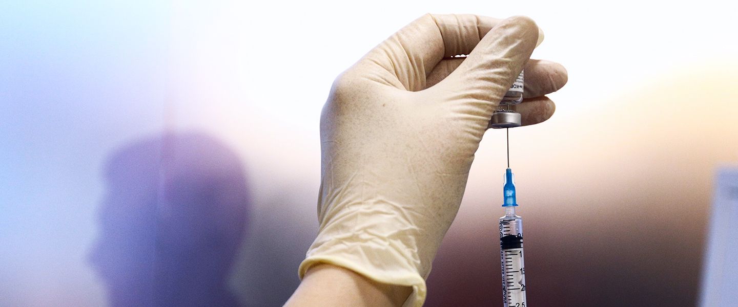 АР: Россия отстает от других стран в вакцинации против COVID-19