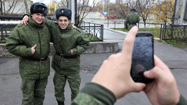 Госдума в третьем чтении приняла законопроект, который запрещает военным пользоваться смартфонами на службе