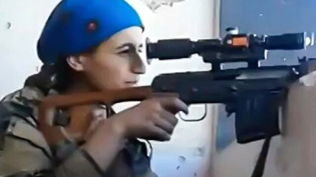 В Сирии рядом со снайпером пролетела пуля. Она рассмеялась