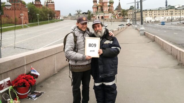 «Медиазона»: в Москве после нападения умер участник акции на месте убийства Немцова