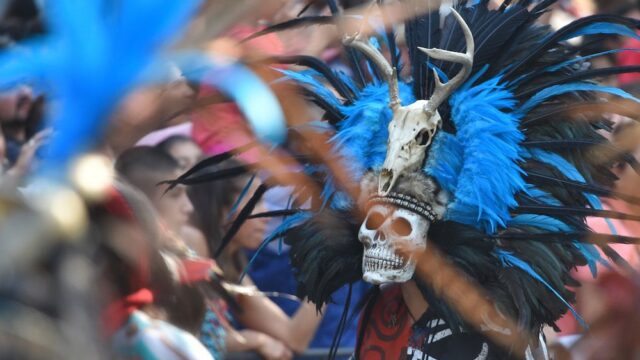 В Мехико на параде в честь Дня мертвых почтили память жертв землетрясения