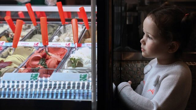 Охранник магазина в Томске вызвал подкрепление из-за семилетней девочки, которая не заплатила за леденец
