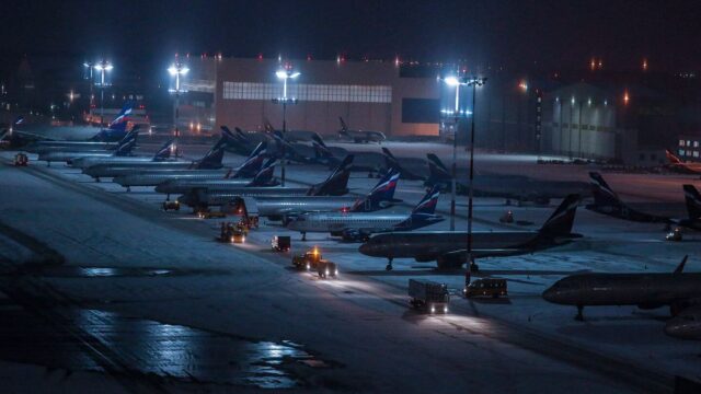 В московских аэропортах из-за непогоды задержали больше 150 рейсов