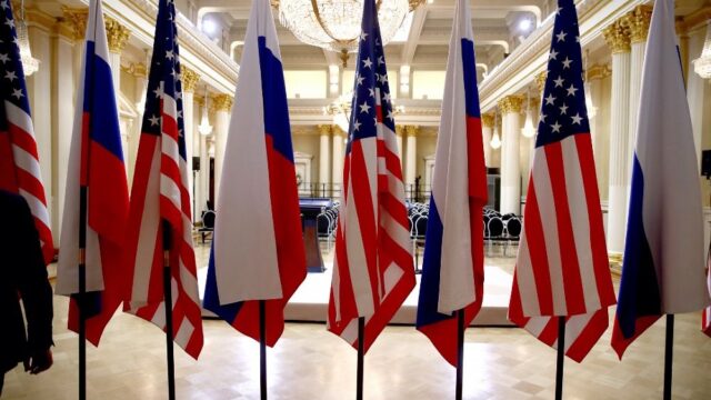Путин просит Трампа снять санкции на фоне пандемии? Что могут обсуждать лидеры России и США