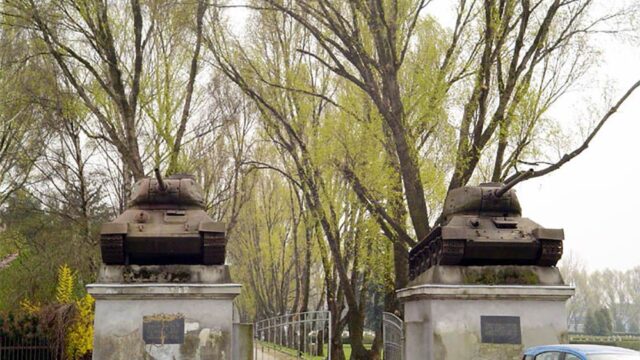 Призраки Советского Союза. Зачем в Польше сносят памятники времен Второй мировой войны