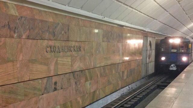 Двое мужчин упали на рельсы на станции метро «Сходненская». Один из них погиб