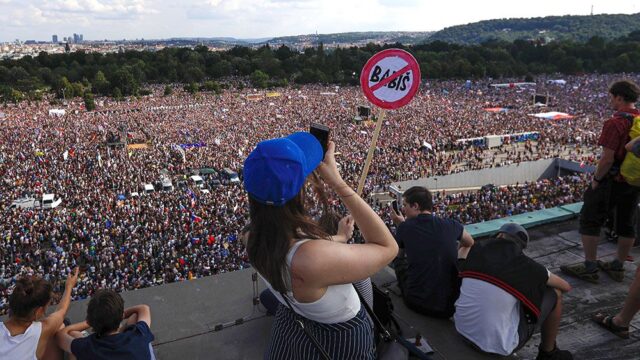 В Праге 250 тысяч человек вышли на акцию против премьера, которого подозревают в мошенничестве