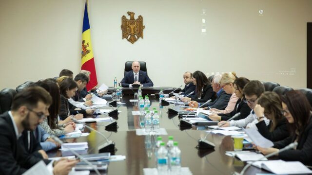 Правительство Молдовы одобрило замену в Конституции молдавского языка на румынский