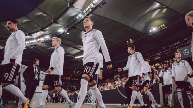 ФИФА оштрафовала Немецкий футбольный союз за нацистские лозунги фанатов