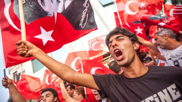 В Турции уволили больше семи тысяч госслужащих к годовщине госпереворота