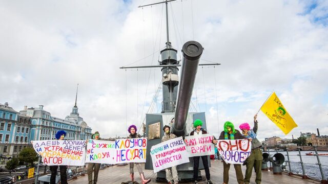 В Петербурге антивоенные активисты устроили акцию на крейсере «Аврора». Фоторепортаж