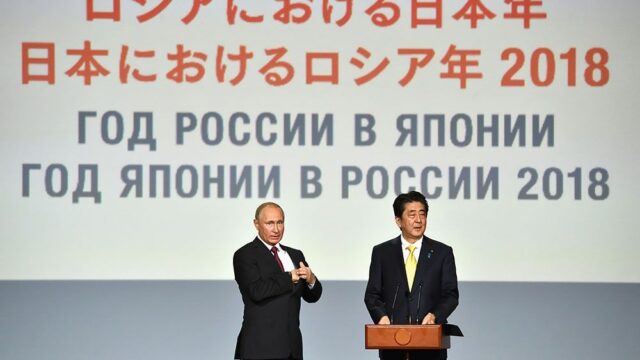 Абэ: Япония и Россия заключат мирный договор после решения территориального спора