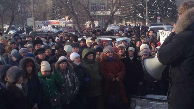 В Новосибирской области сотни человек вышли на акцию протеста после гибели двух детей