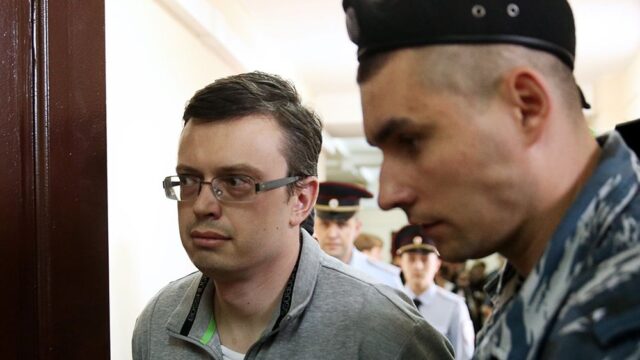Бывший замглавы СК по Москве признался, что дал взятку в €10 тысяч своему начальнику