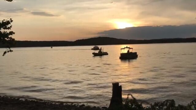 На озере в Миссури перевернулась лодка с туристами, есть погибшие