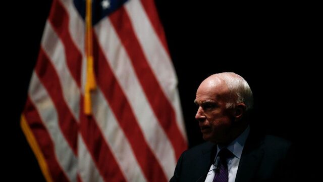 Сенатор Джон Маккейн решил прекратить лечение рака мозга из-за необратимости заболевания