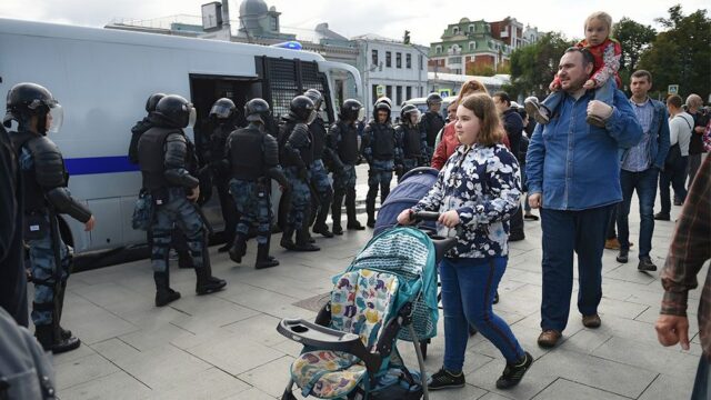 Прокуратура Москвы потребовала лишить родительских прав семейную пару за участие в протестной акции