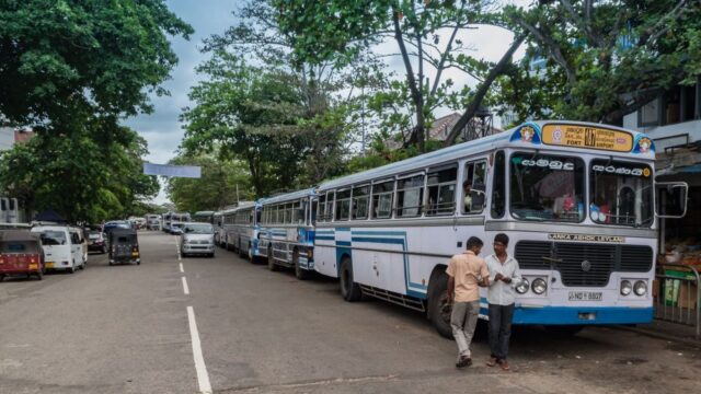 На Шри-Ланке пустят автобусы для женщин, чтобы защитить их от домогательств