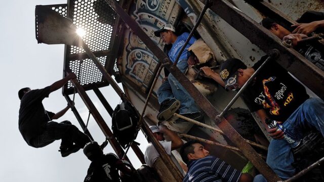 Власти США обяжут почти 200 тысяч сальвадорцев покинуть страну