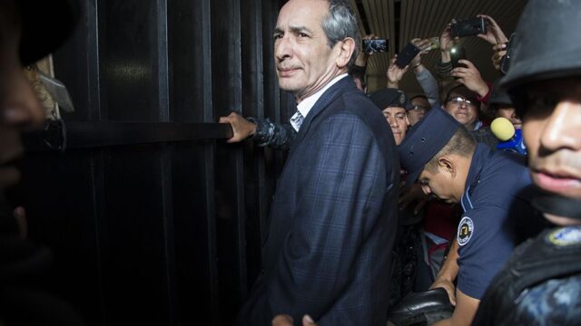 В Гватемале по делу о коррупции задержали бывшего президента страны и его министров