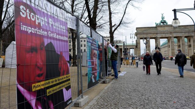 «Остановите путинский террор»: зачем активисты организовали протестный лагерь у Бундестага