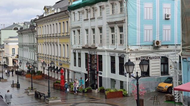 Брендовые магазины переезжают из Столешникова переулка в Москве, потому что там запретили парковку