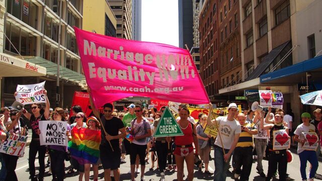 Суд в Австралии отклонил иски против почтового опроса о легализации однополых браков