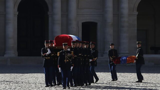 Больше двух тысяч человек в Париже пришли проститься с Шарлем Азнавуром: фотогалерея