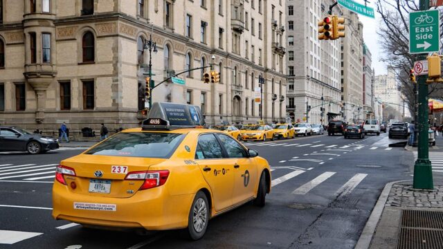 В Нью-Йорке приняли закон, который позволит властям регулировать выплаты водителям Uber