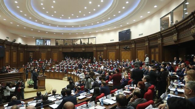 Парламент Армении отменил военное положение в республике