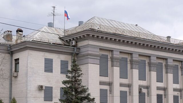 Посольство России в Киеве прорабатывает вопрос об эвакуации части сотрудников