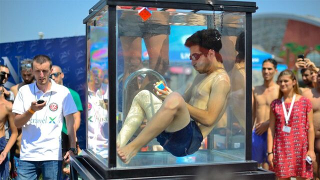 В Грузии установили новый мировой рекорд по сборке кубика Рубика под водой