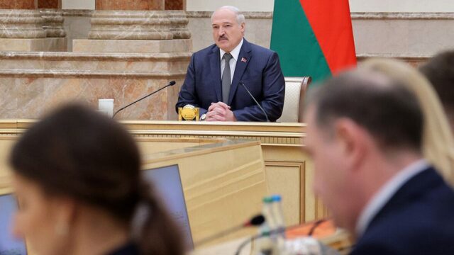 «Думаете, я буду с автоматом бегать?» Лукашенко об украинских шпионах и Третьей мировой