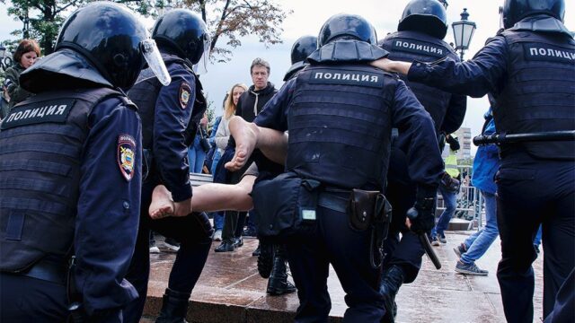 Девять арестованных после «массовых беспорядков» в Москве: кто они и в чем их обвиняют