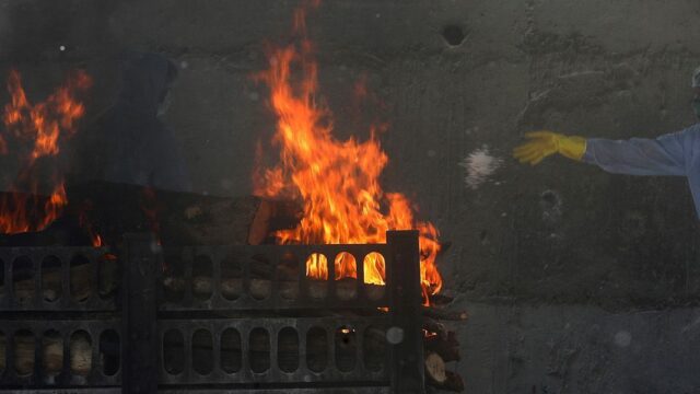В Индии печи стали плавиться от количества сжигаемых трупов
