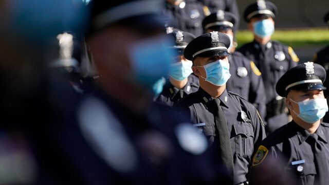 Во Флориде шериф запретил подчиненным носить защитные маски
