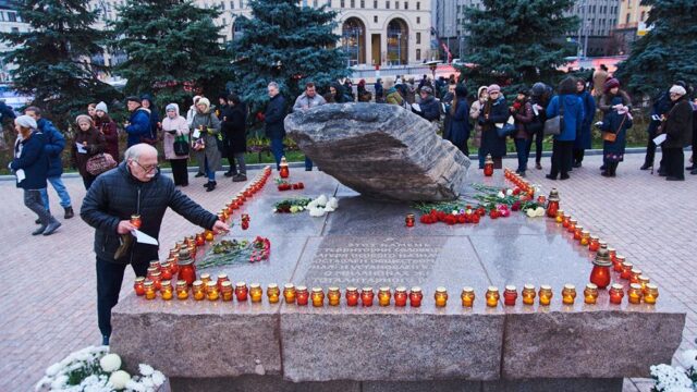 У Соловецкого камня в Москве проходит акция «Возвращение имен»: фотогалерея