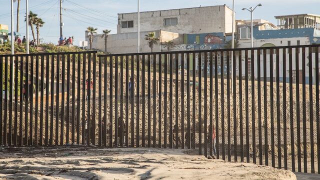 CNN: Белый дом готовит проект финансирования стены на южной границе в обход Конгресса
