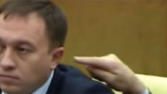 На заседании Госдумы депутат засунул коллеге палец в ухо