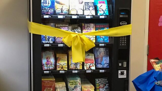 В одной из школ штата Нью-Йорк детям поставили автомат с бесплатными книжками, чтобы увлечь их чтением