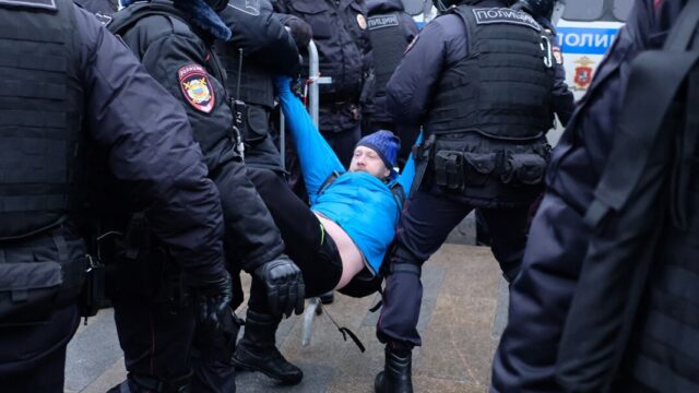 На Пушкинской площади начались задержания