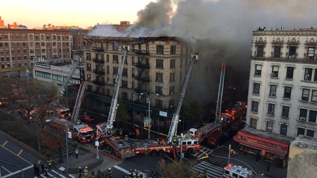 Сильный пожар охватил шестиэтажный жилой дом на севере Манхэттена