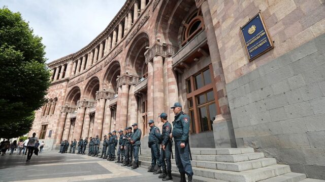 В Армении полиция разогнала протестующих, которые пытались заблокировать здание правительства