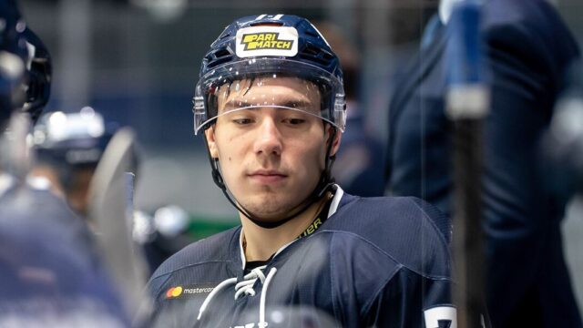 19-летний хоккеист из Петербурга умер после попадания шайбы в голову