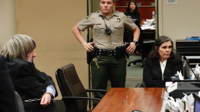 В Калифорнии суд приговорил родителей к пожизненному сроку за издевательства над 12 детьми