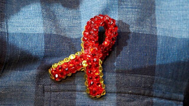 Госдума приняла в третьем чтении законопроект, который позволит людям с ВИЧ усыновлять живущих с ними детей