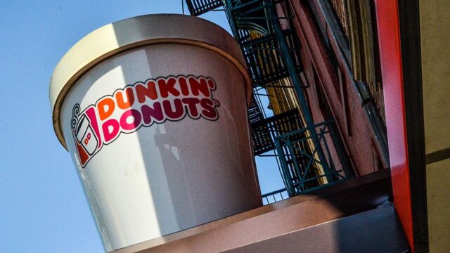 Кассир Dunkin’ Donuts в Нью-Йорке отказался обслуживать двоих полицейских из-за их профессии