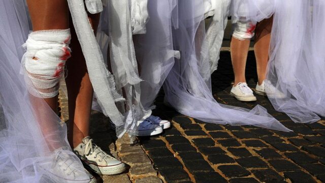 В Ливане отменили закон, разрешавший насильникам жениться на своих жертвах
